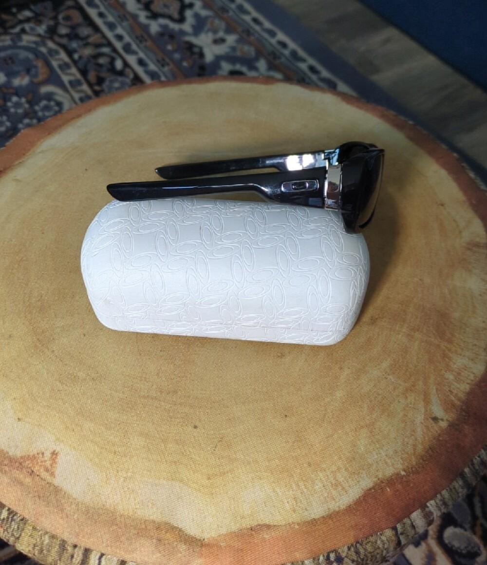 Oakley NO SCRATCHES Black Polarized Sunglasses - Classic Rectangle - Picture 4 of 10